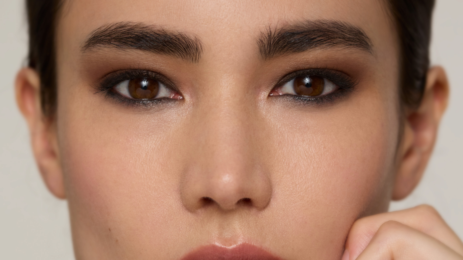 Slik bruker du ColorLuxe Eye Shadow Stick