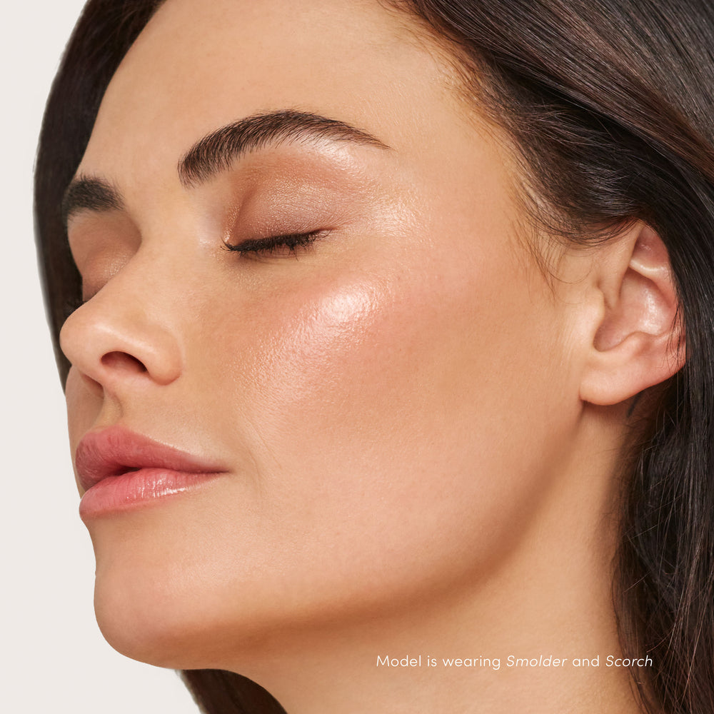 jane iredale Glow Time Bronzer Stick Scorch på modell